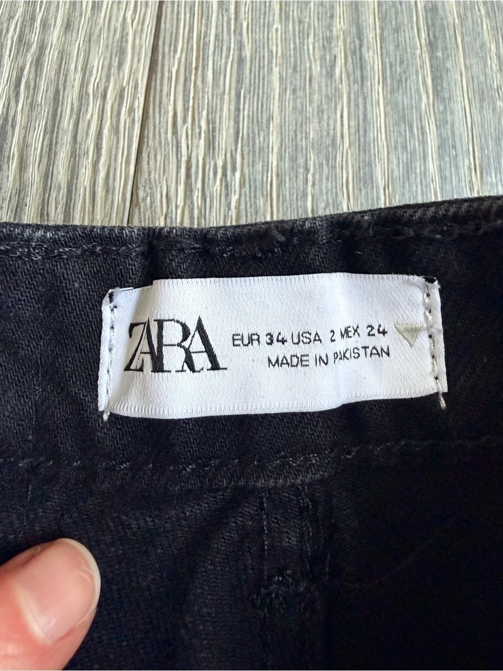 Zara Straight Leg Crop Jean in Black Size 2